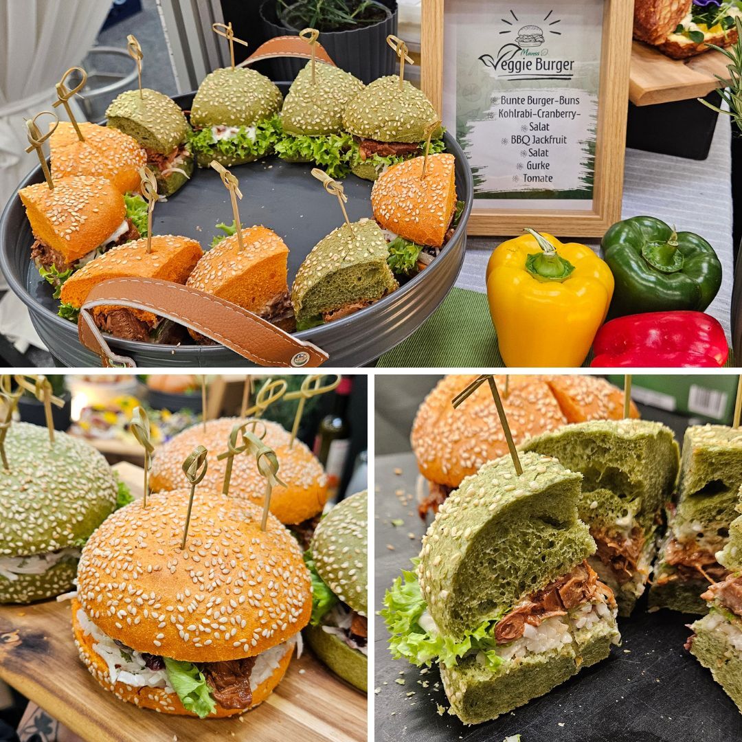 Veggie-Burger mit orangefarbenen und grünen Buns auf einem Tablett, daneben Zutatenliste und bunte Paprika – Impression vom Messestand