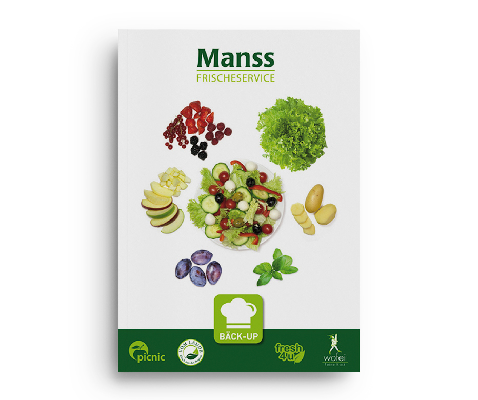 Manss Katalog – Frischeservice & Bäckereibedarf für Profis Titelseite des Manss Frischeservice-Katalogs für Bäckereibedarf. In der Mitte eine Schüssel mit frischem Obst und Gemüse, umgeben von Zutaten wie Salat, Kartoffeln, Apfelspalten, Beeren und Kräutern.