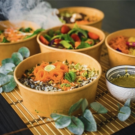 Frische Bowl mit Reis, Gemüse und Microgreens im nachhaltigen Einwegbehälter von Manss Foodservice