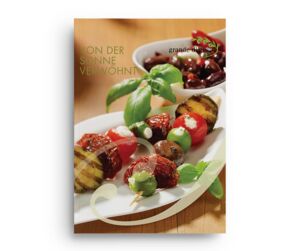 Titelbild des Katalogs „Von der Sonne verwöhnt“ mit mediterranen Antipasti-Spießen auf einem weißen Teller, verziert mit Basilikum. Im Hintergrund Schalen mit Oliven.