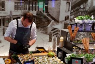 Koch bereitet frische Gerichte beim Live-Cooking-Event im ausgezeichneten Seminarhotel Deutschlands zu