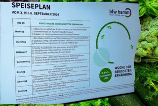 Fotografierter Speiseplan des bfw Hamm zur Gesundheitswoche vom 2. bis 8. September 2024 mit ausgewogenen Mittagsgerichten wie Hähnchenbrustfilet, Gemüsewrap, Falafel und Kürbis-Kokos-Cremesuppe