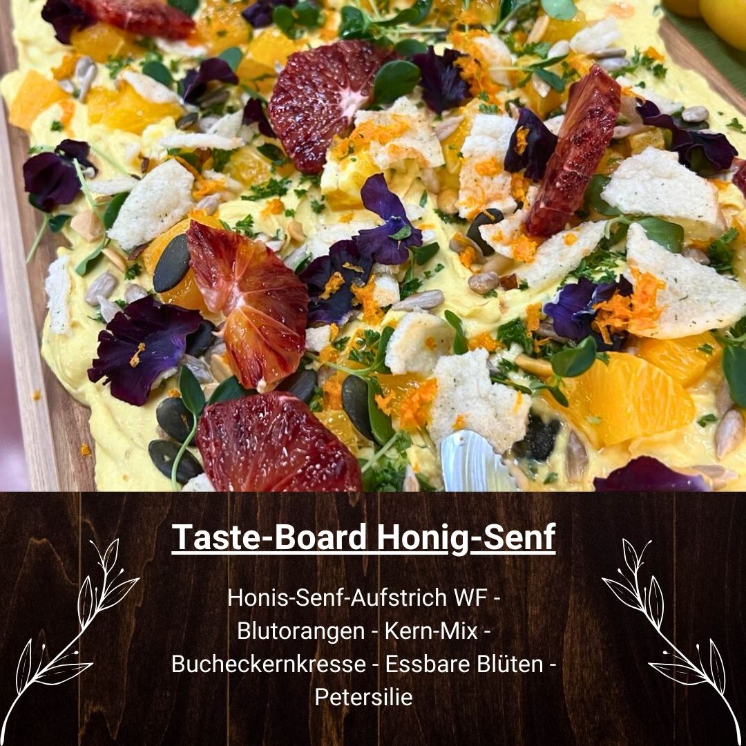 Bunt belegtes Taste-Board mit Honig-Senf-Aufstrich, Blutorangen, essbaren Blüten, Kernen, Bucheckernkresse und Petersilie