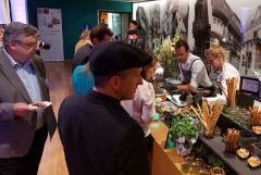 Besucherinnen und Besucher bedienen sich am Buffet mit frischen Speisen im besten Seminarhotel Deutschlands 2022.