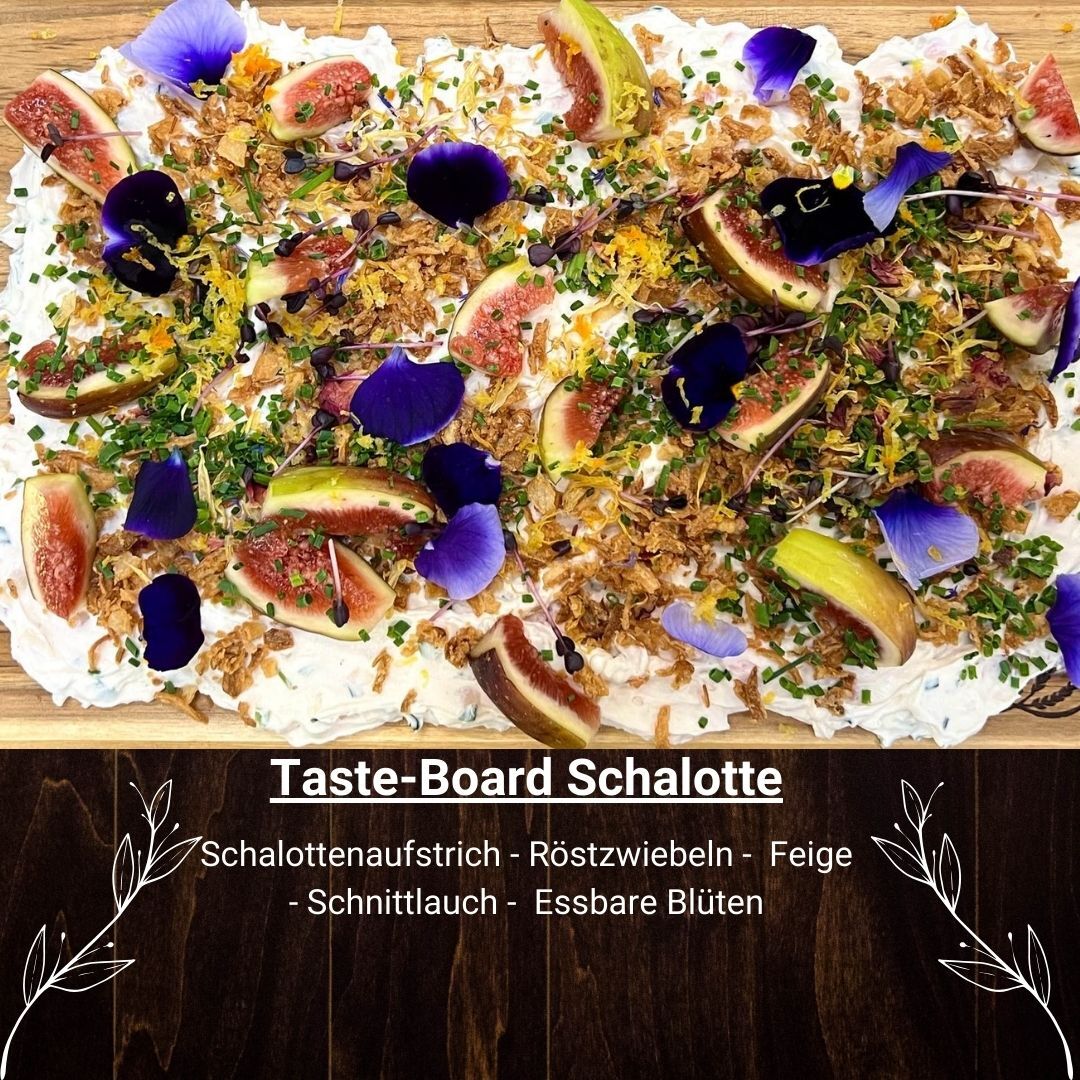 Dekorativ angerichtetes Taste-Board mit Schalottenaufstrich, Feigen, Röstzwiebeln, Schnittlauch und essbaren Blüten