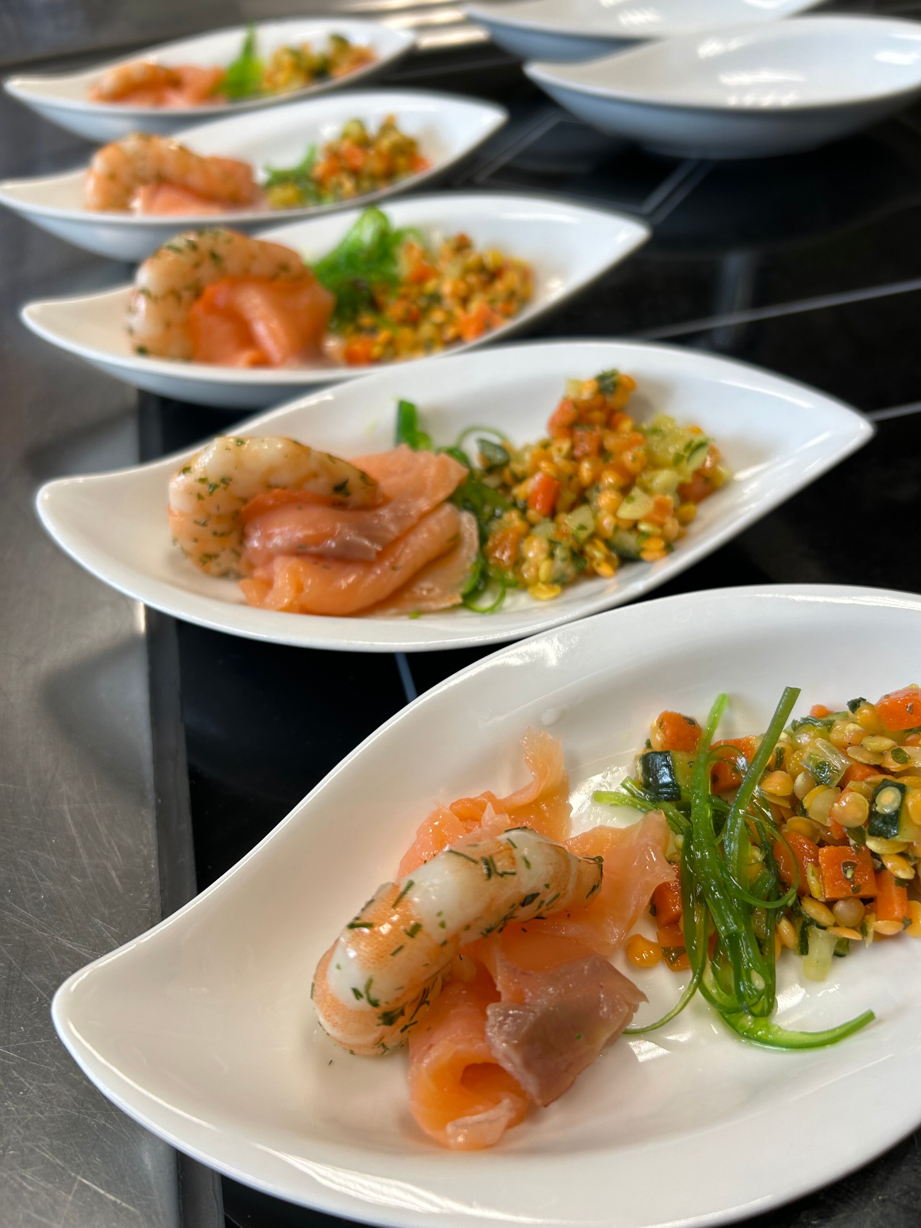 Kleiner Teller mit Lachs, Garnele und Linsensalat beim Flying Buffet Workshop