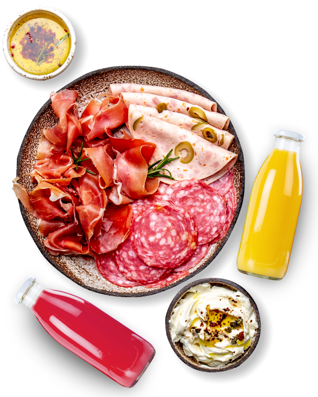 Teller mit verschiedenen Wurstsorten und Schinken, dazu passende Dips und farbige Getränke in Flaschen