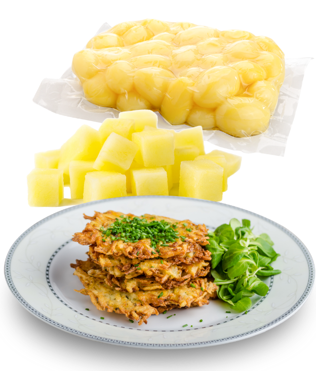 Verschiedene Kartoffelprodukte: vakuumierte Kartoffeln, gewürfelte Kartoffeln und fertige Reibekuchen auf einem Teller mit Feldsalat.