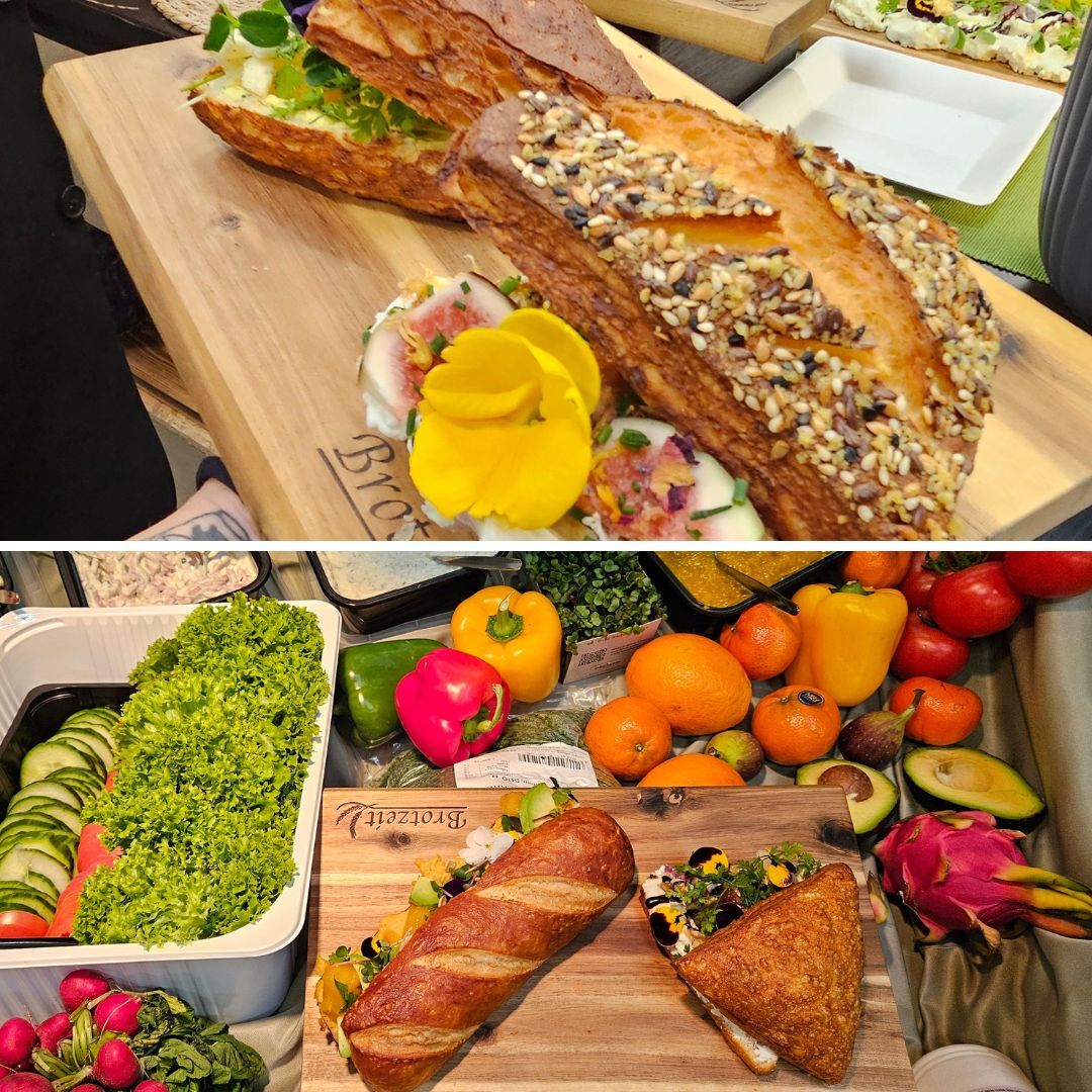 Zwei belegte Brote auf Holzbrett mit essbaren Blüten, frischem Gemüse und Salat – präsentiert am Stand von Manss Foodservice