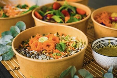 Frische Bowl mit Reis, Gemüse und Microgreens im nachhaltigen Einwegbehälter von Manss Foodservice